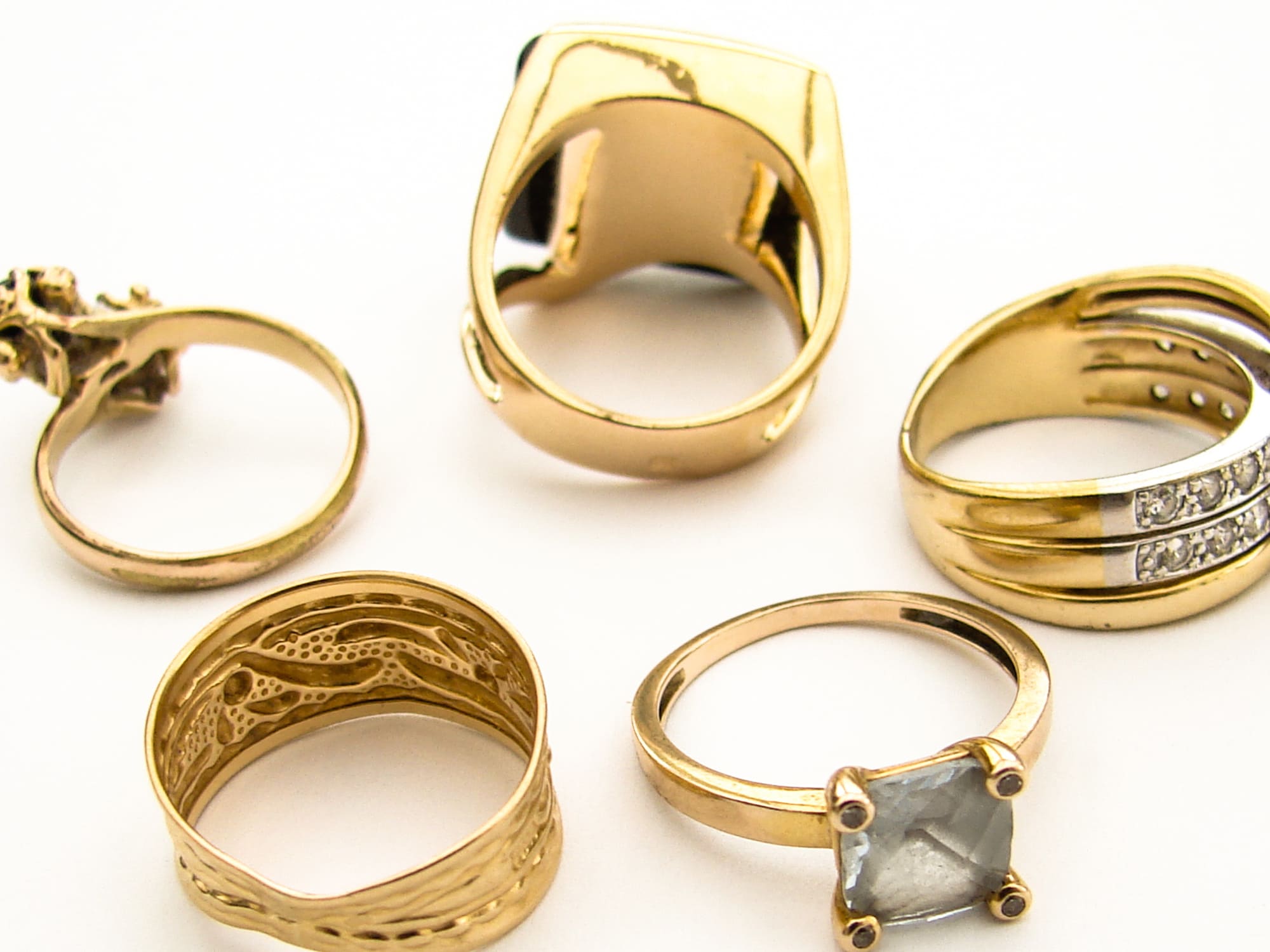 Plusieurs bagues en or jaune illustrant des bijoux pouvant être vendus lors d’un rachat d’or à Montréal.