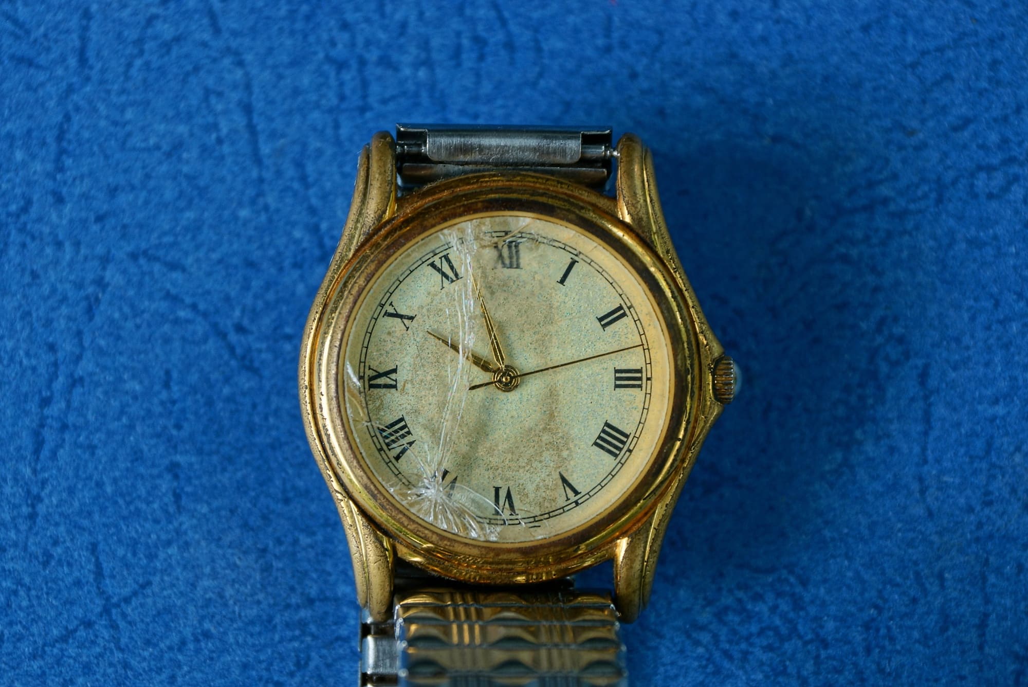 Montre en or usée montrant un bijou à analyser pour vérifier s’il est en or véritable.