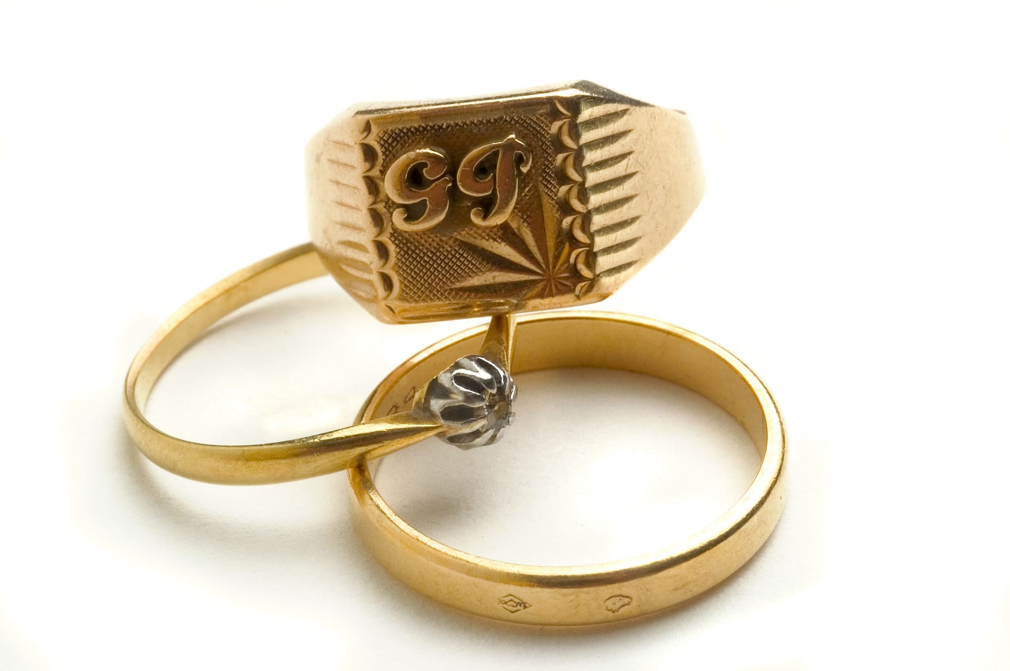 Bagues en or jaune dont une chevalière, exemple de bijoux pouvant être évalués lors d’un rachat d’or.