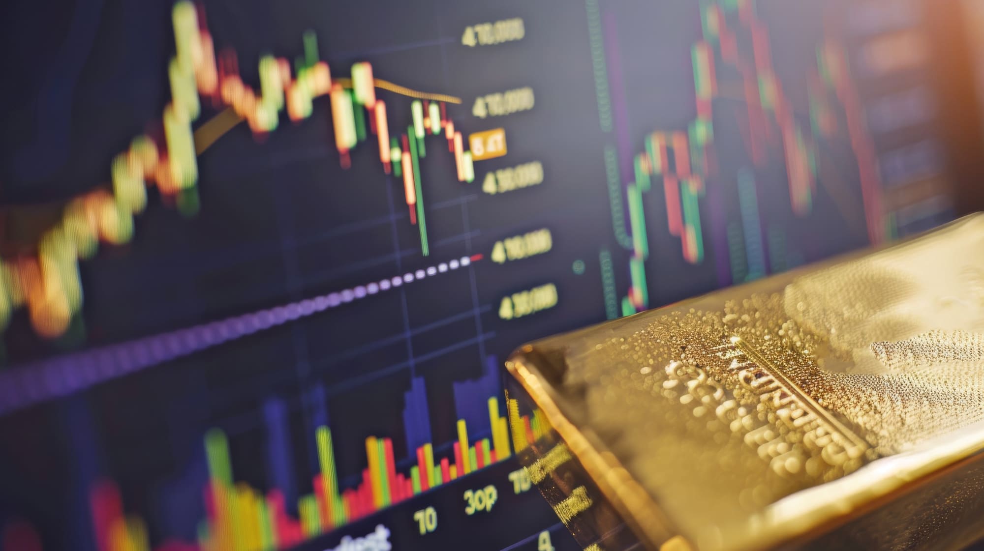 Lingot d’or devant un graphique financier montrant les variations du marché de l’or