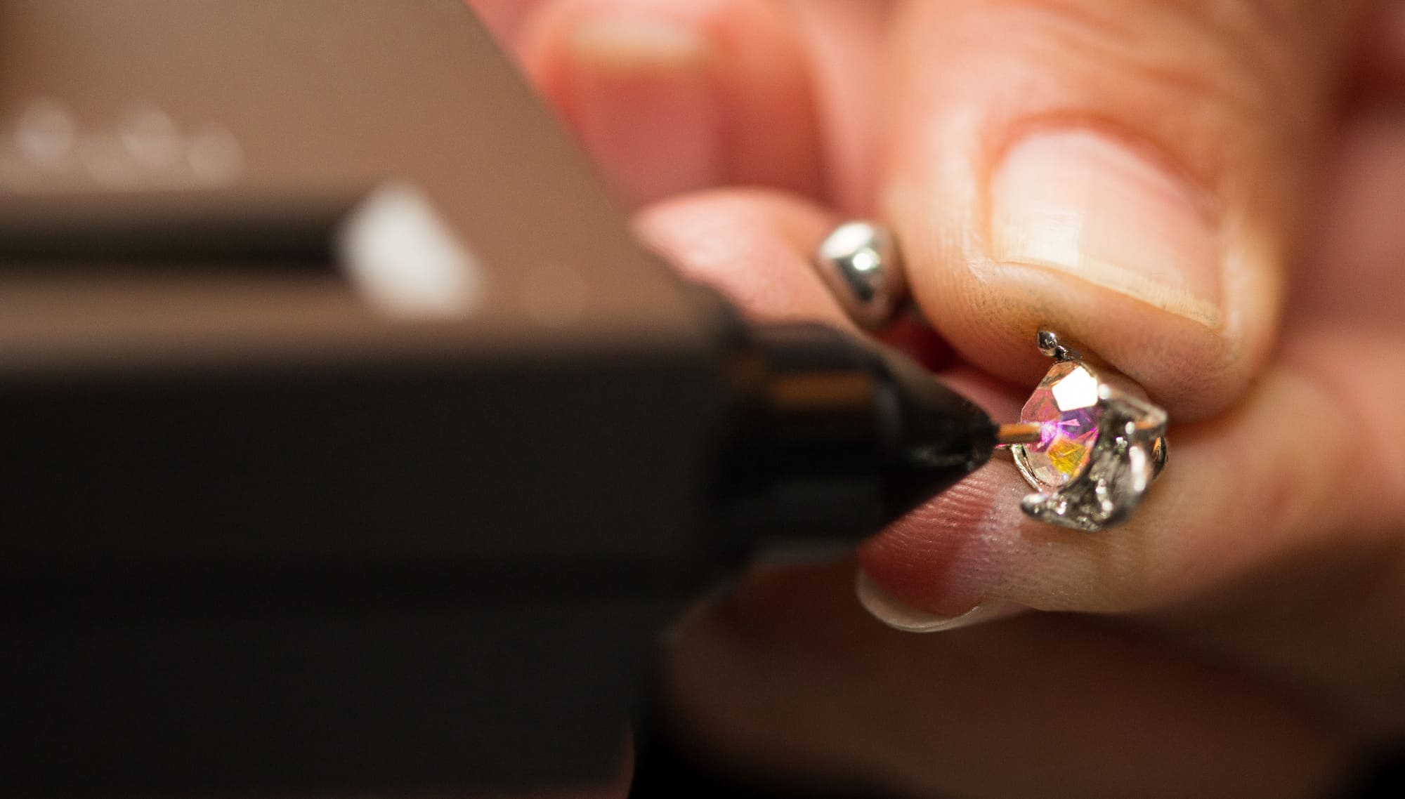Vérification d’un diamant serti sur un bijou à l’aide d’un testeur de diamant